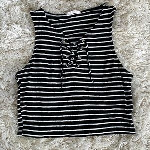 3/$12🌼Black and white crop top